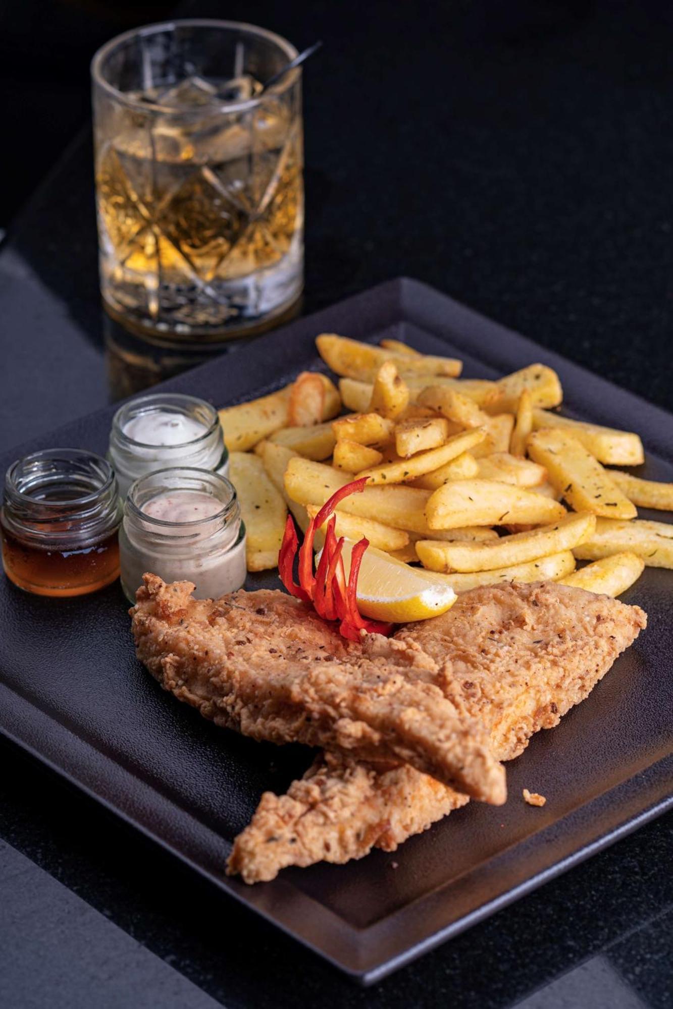 Radisson Blu Hotel & Resort, Sohar Εξωτερικό φωτογραφία Schnitzel with chips