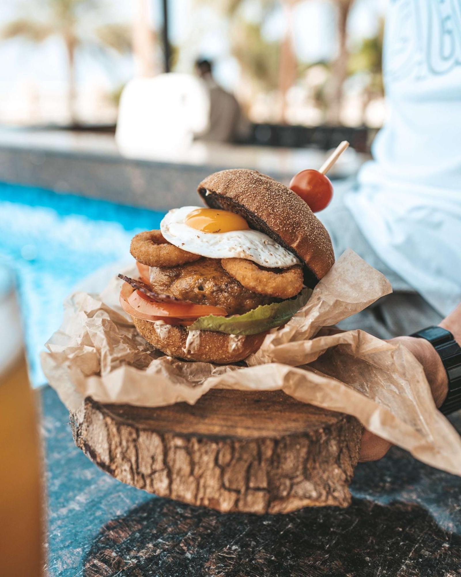 Radisson Blu Hotel & Resort, Sohar Εξωτερικό φωτογραφία A burger with a fried egg