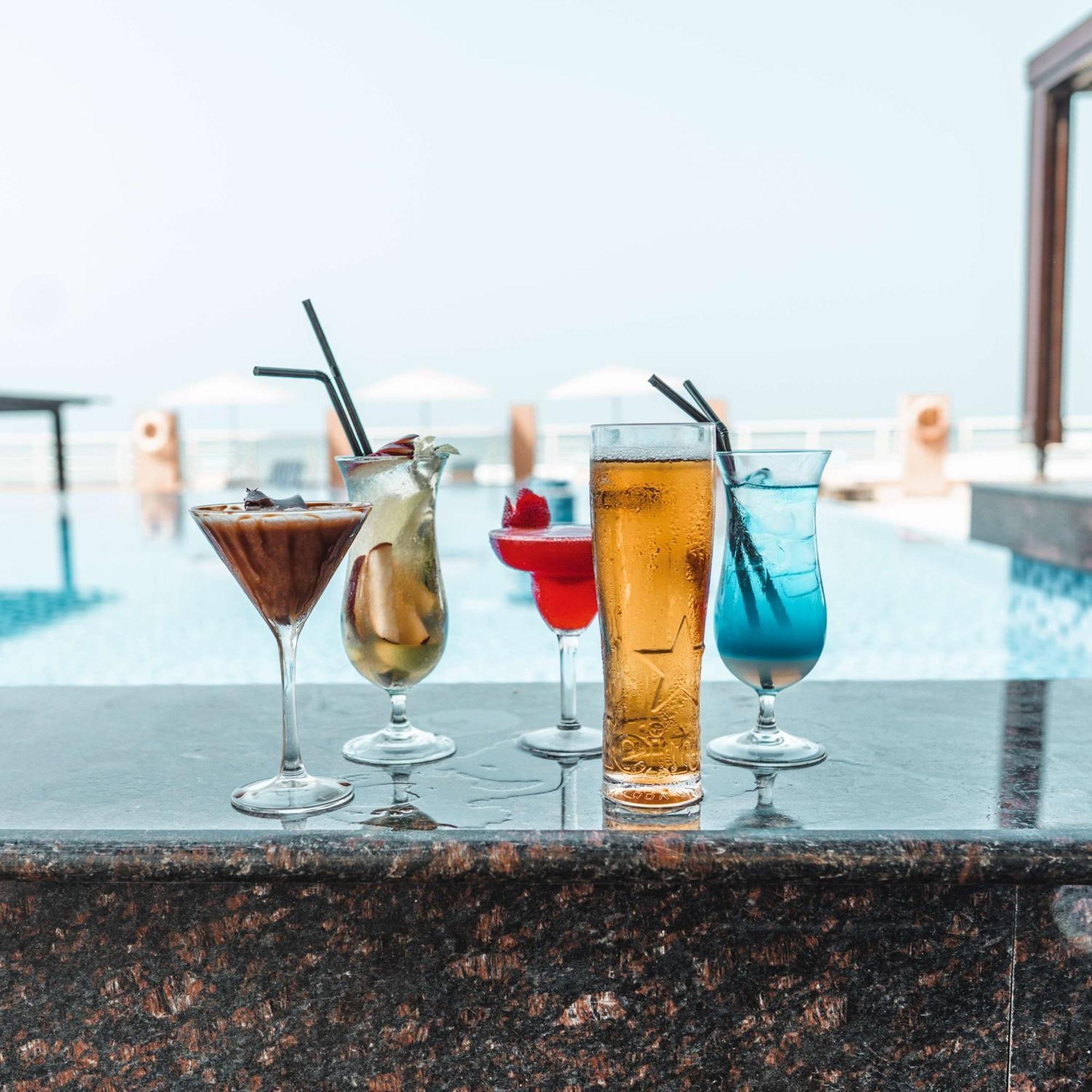 Radisson Blu Hotel & Resort, Sohar Εξωτερικό φωτογραφία A selection of cocktails