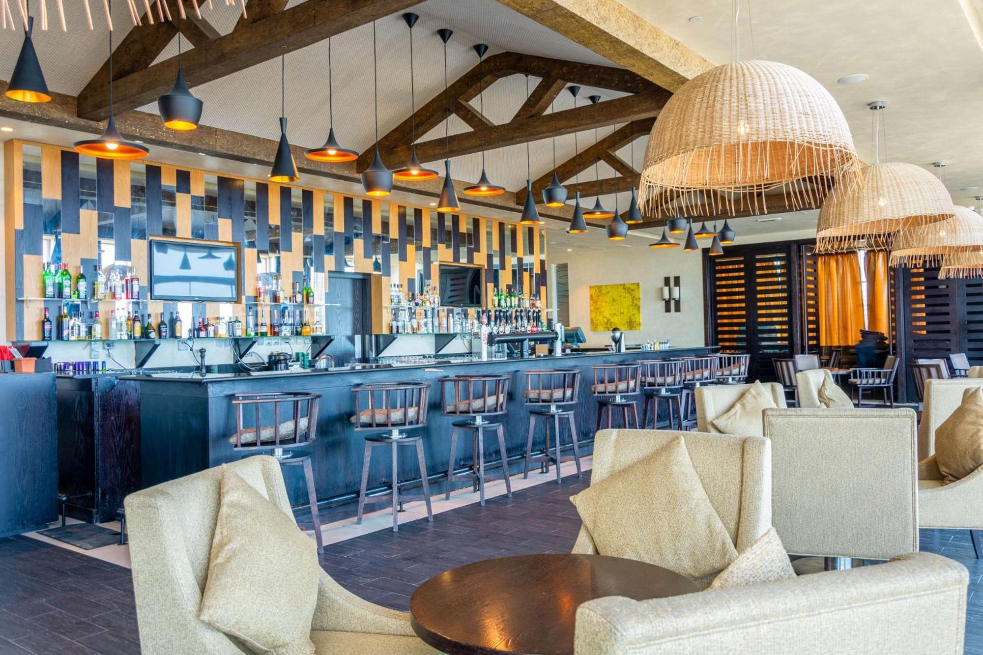 Radisson Blu Hotel & Resort, Sohar Εξωτερικό φωτογραφία The bar at the Sky Bar
