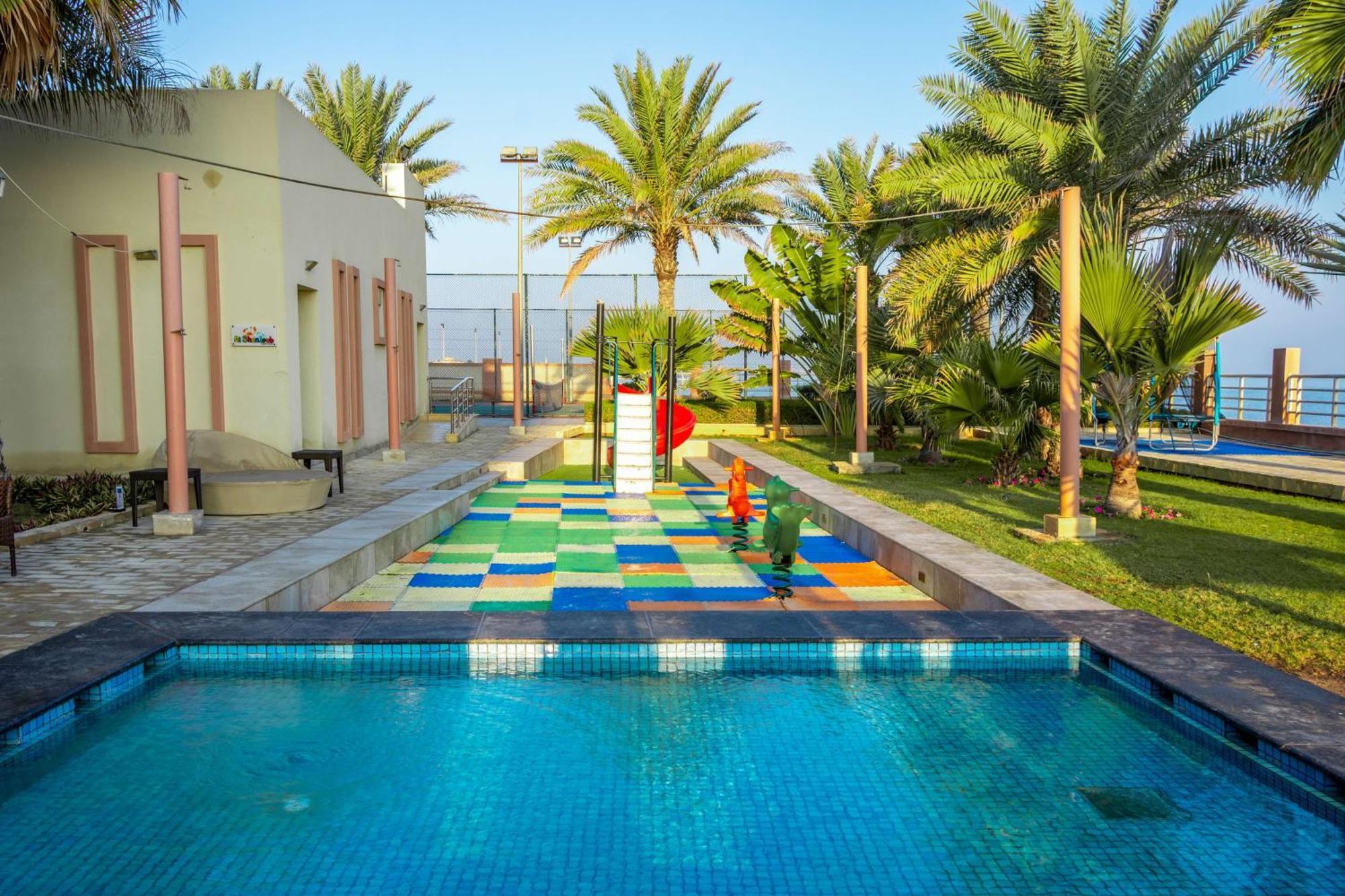 Radisson Blu Hotel & Resort, Sohar Εξωτερικό φωτογραφία The swimming pool at the Al-Jaish Club