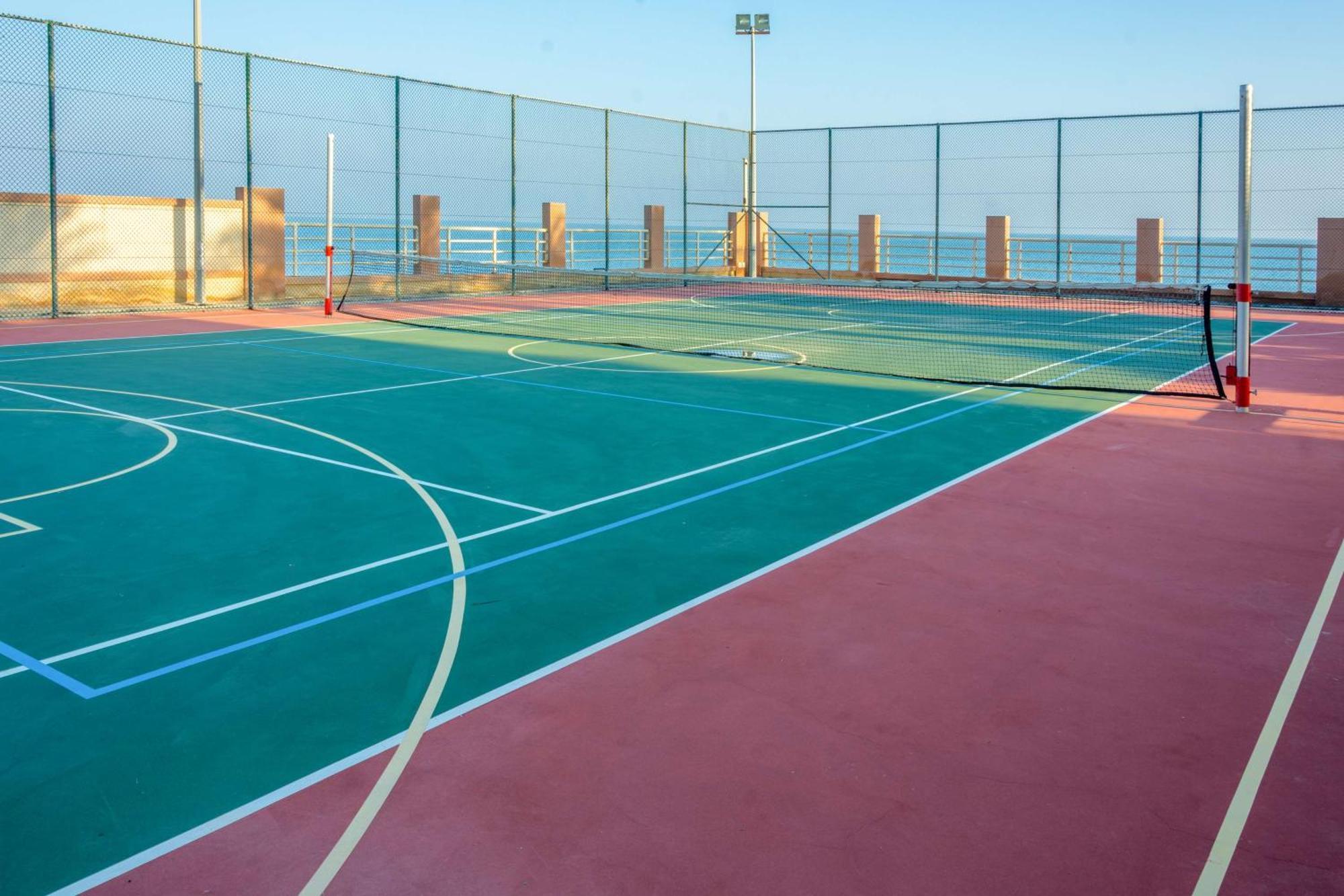 Radisson Blu Hotel & Resort, Sohar Εξωτερικό φωτογραφία A paddle tennis court