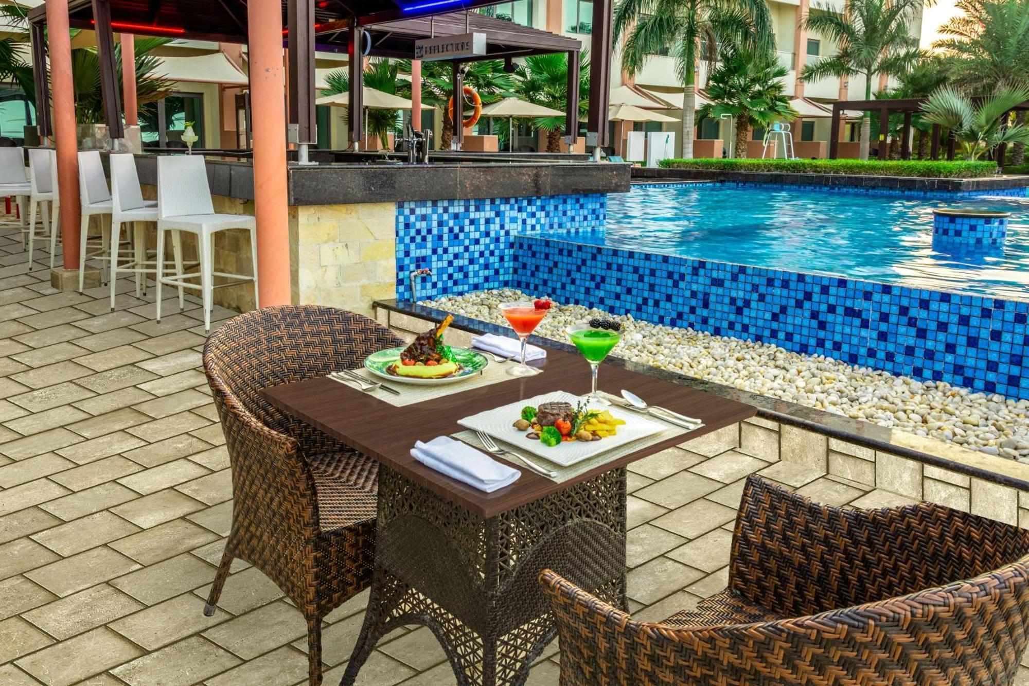 Radisson Blu Hotel & Resort, Sohar Εξωτερικό φωτογραφία The swimming pool at the hotel