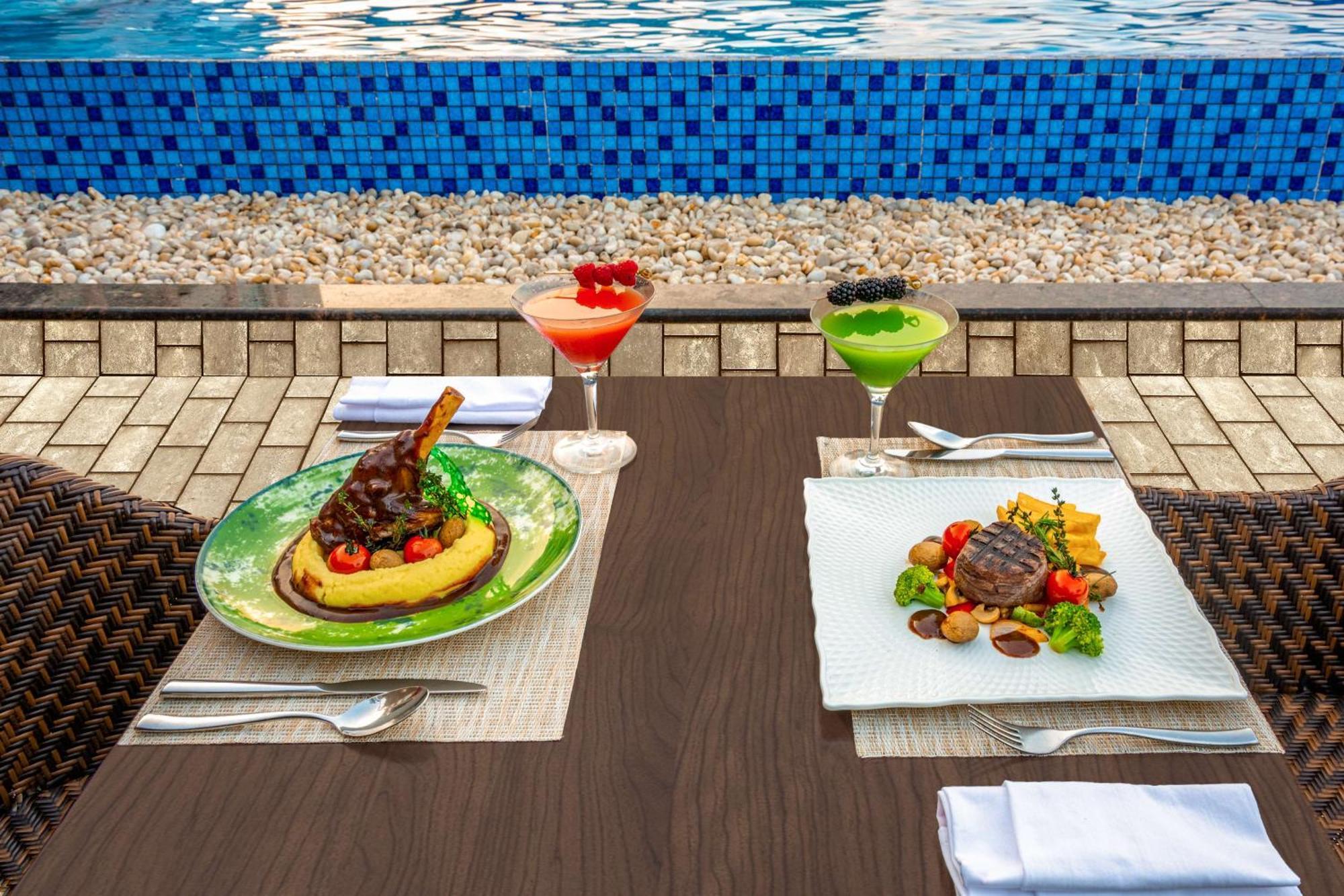 Radisson Blu Hotel & Resort, Sohar Εξωτερικό φωτογραφία A meal at the poolside