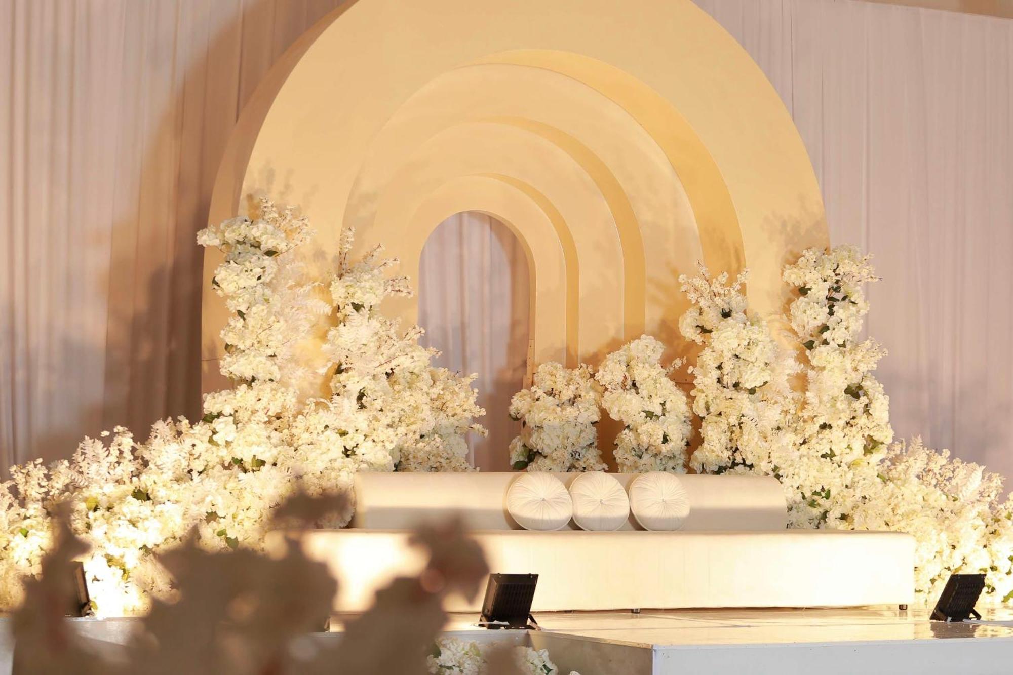 Radisson Blu Hotel & Resort, Sohar Εξωτερικό φωτογραφία A modern Malay wedding dais